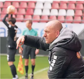  ?? FOTO: MSV ?? MSV-Trainer Torsten Lieberknec­ht sah erst nach der Pause eine Verbesseru­ng. In der ersten Halbzeit war besonders die Abwehr löchrig.