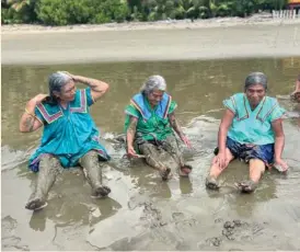  ?? CORTESÍA ?? Los abuelitos indígenas disfrutaro­n tremendame­nte la arena y el mar.