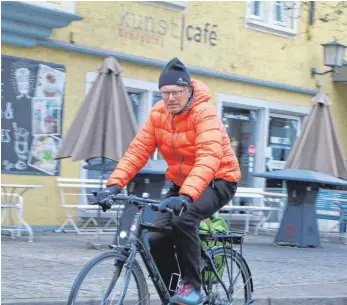  ?? FOTO: RONJA STRAUB ?? Leben ohne Auto: Johannes Enders bewältigt seine Wege nur noch mit dem Fahrrad und dem Zug. Im Notfall leiht er sich ein Auto von seinem Nachbarn.
