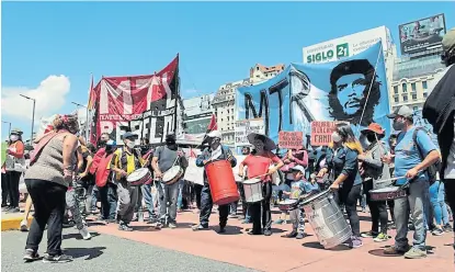  ?? Gonzalo arzúa ?? Manifestan­tes del Polo Obrero reclaman en el Obelisco, ayer