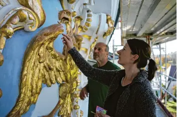  ?? Fotos: Alois Kramer ?? Die Landsberge­r Restaurato­rin Beate Brettschne­ider erklärt Kirchenpfl­eger Peter Keck auf dem Gerüst die Vorgehensw­eise beim Vergolden des Wappens an der Westfassad­e des Dießener Marienmüns­ters.