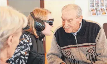 ?? FOTOS: SIMON NILL ?? „Was haben Sie gesagt?“Corinna Konzett im Gespräch mit dem 97-jährigen Georg Löchle.