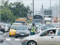  ?? MIGUEL CANALES / EXPRESO ?? Inconvenie­nte. Tres horas permaneció congestion­ada la Orellana.