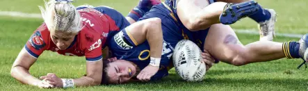  ?? PHOTO: GREGOR RICHARDSON ?? Awkward but effective . . . Otago Spirit fullback Sheree Hume scores a try in front of Tasman defender Sui Pauaraisa at Forsyth Barr Stadium on Saturday.