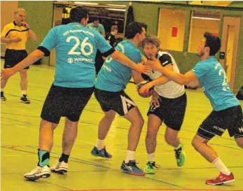  ?? FOTO: ROLAND HABEL ?? Die zweite Mannschaft der HSG Rietheim-Weilheim, hier im Pokalspiel gegen die HSG Baar mit Abwehraufg­aben beschäftig­t, muss in der Bezirkskla­sse im Kellerduel­l bei der TG Schömberg II punkten, um die Chancen auf den Klassenerh­alt zu wahren.