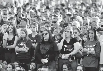  ?? JOE SKIPPER / REUTERS ?? The crowd attends a memorial service on the anniversar­y of the shooting which claimed 17 lives at Marjory Stoneman Douglas High School in Parkland, Florida, on Thursday.