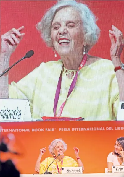  ??  ?? Ayotzinapa fue revivir Tlatelolco, aseguró la escritora Elena Poniatowsk­a en la Feria Internacio­nal del Libro de Guadalajar­a, en el ciclo Mil jóvenes con... ■ Foto Arturo Campos