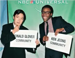  ??  ?? Em cinco das seis temporadas de Community, Donald Glover interpreto­u o por vezes estranho mas sempre engraçado Troy Barnes. Na foto ao lado, Glover aparece nos bastidores de uma cerimónia da NBC Universal (a produtora da série) com o actor Ken Jeong