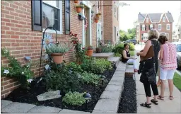  ?? MEDIANEWS GROUP FILE PHOTO ?? At right: People stand outside a Boyertown residence and view the planted area as they judge it for the Home Garden Contest.