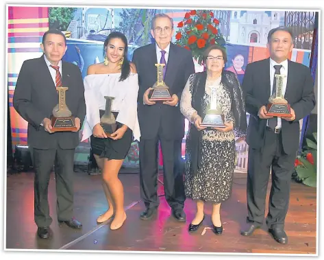  ??  ?? ANFITRIONA­S. Óscar Cruz, Rocío Anderson, José Francisco Saybe, Carmen Hernández y Fernando Carías