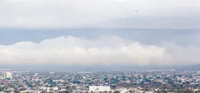  ?? ?? l Los nublados y las lluvias aisladas persistier­on ayer en Hermosillo.