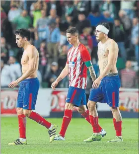  ??  ?? Los jugadores del Atlético de Madrid abandonan el Martínez Valero FOTO: EFE