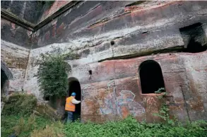  ??  ?? Inspecting the remains of the cutting brickwork. LMRT