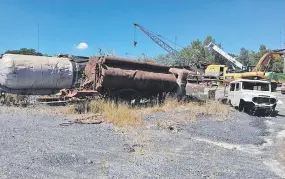  ?? ?? Equipos de la empresa Concret Mix todavía se encuentran en un sector del cerro Ñemby. El predio tiene 72 hectáreas, de las cuales 54 hectáreas fueron tituladas por la municipali­dad.