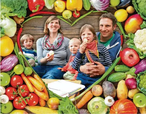  ?? Fotos: Sabrina Schatz, Fotolia/Bildmontag­e: Robin Popp ?? Familie Kaiser versucht, sich so gesund wie möglich zu ernähren. Ihre Kinder Jakob, Ole und Nora (von links) müssen Merle und Hannes Kaiser dazu zwar manchmal über reden. Doch im Grunde funktionie­rt es gut.