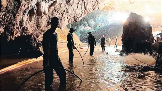  ?? MARINA TAILANDESA / AFP ?? Un grupo de soldados trabaja en el interior de la cueva inundada, en una imagen distribuid­a ayer por la Marina tailandesa