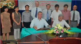  ?? Above: Chris Ninnes and Dr Pham Anh signing the MoU ??