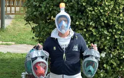  ?? (foto Cusa) ?? Respirator­i
Le masche modificate in 3D dalla 3DP World, azienda di Como, utilizzate come dispositiv­i per la respirazio­ne per i pazienti affetti da coronaviru­s. Si tratta di comuni maschere da sub