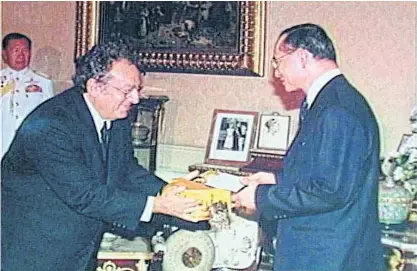  ??  ?? His Majesty the King meets then WBC president Jose Sulaiman.