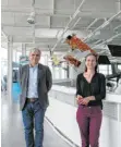  ??  ?? Museumsdir­ektor David Dornier und Ausstellun­gskuratori­n Julia Menzer vor den Satelliten-Modellen.