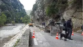  ??  ?? Cette portion de la RM  entre le pont Durandy et Saint-Jean-la-Rivière faisait partie des « points de blocage majeurs » réparés en trois semaines pour permettre de rouvrir complèteme­nt l’axe. (Photo A. Mi.)