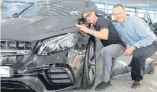  ?? FOTO: ROBERT MILDE ?? Hollywood-Schauspiel­er Jean-Claude Van Damme (links) freut sich sichtlich über seinen neuen AMG-Mercedes mit mehr als 500 PS.