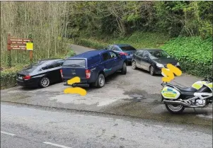  ?? PHOTO BY AN GARDA SIOCHANA ?? Cars blocking the entrance to Knocksink Wood on Saturday.