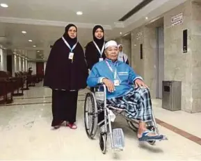  ??  ?? Abdul Razak Said and his wife, Juairiah Abd Wahab (left), and daughter, Nur Adnin Abd Razak, in Makkah.