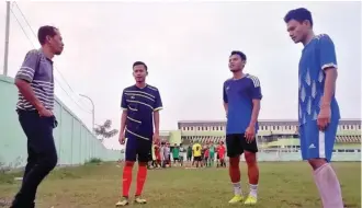  ?? BAGUS P. PAMUNGKAS /JAWA ?? KELUARGA SEPAK BOLA: Dari kiri, Yusuf Ekodono, Wahyu Subo Seto, Fandi Eko Utomo, dan Novaldo Troy Putra.