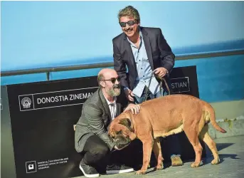  ?? ASSOCIATED PRESS ?? Argentinia­n actor Ricardo Darin (right) poses with Spanish actor Javier Cámara and a dog named “Troilo” while promoting their film “Truman” at the 63rd San Sebastian Film Festival, Sept. 19, 2015, in northern Spain.