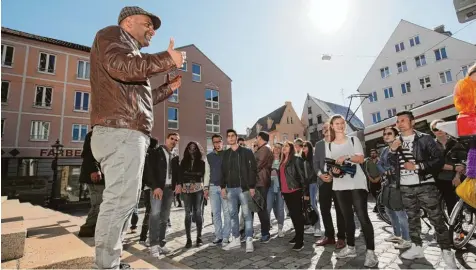  ?? Foto: Michael Hochgemuth ?? Der Afghane Farhad Sidiqi erzählt vor dem Amt für soziale Leistungen an der Stadtmetzg, wie es war, als er vor sechs Jahren nach Augsburg kam. Seine Willkommen­stour ist keine normale Stadtführu­ng: Bei der Tour erhalten Flüchtling­e einen besonderen...