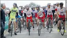  ?? Photo archives LL//32 ?? Le départ d’une édition précédente du TDM où les coureurs reçoivent les dernières consignes de Jean Tortigue, « cheville ouvrière» du TDM