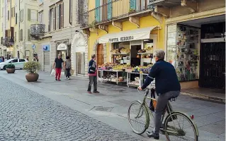  ??  ?? Attività economiche Per la Regione gli esercizi sono presidio di aggregazio­ne e sicurezza