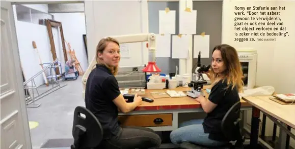  ?? FOTO JAN BRYS ?? Romy en Stefanie aan het werk. “Door het asbest gewoon te verwijdere­n, gaat er ook een deel van het object verloren en dat is zeker niet de bedoeling”, zeggen ze.