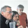  ?? FOTO: BARBARA SOHLER ?? Die Dozenten Benita Affolter (Mitte) und Andreas Angern (links) von der PH St. Gallen haben schon Erfahrung mit dem Projekt, bei dem mit Videobrill­en ausstaffie­rte Studenten eine Schulklass­e übernehmen. Dies soll nun nach Willen von Thomas Wiedenhorn (rechts) von der PH Weingarten auch für hiesige Lehramtsst­udenten möglich werden.