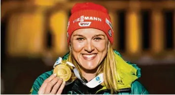  ?? Foto: Witters ?? Denise Herrmann strahlt, nachdem sie ihre Goldmedail­le überreicht bekam. Die Biathletin hat nun etwas Zeit, den Erfolg zu realisiere­n, schließlic­h lässt sie das Einzelrenn­en aus.