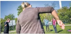  ?? RP-FOTO: ANDREAS ENDERMANN ?? Sport an der Grünanlage Stettiner Straße in Garath mit Personal Trainer Daniel Philipp und Burkhard Hintzsche.