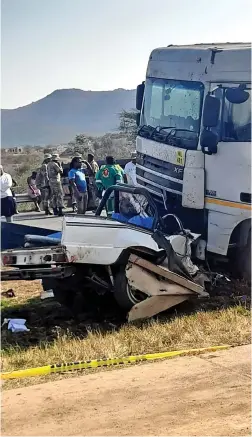  ?? ?? A Kwazulu-natal accident has claimed the lives of 21 people, including 19 pupils travelling in the back of a bakkie.