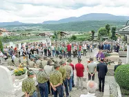  ??  ?? Il cimitero Tantissimi amici e compaesani addolorati e ancora increduli di Romallo hanno voluto salutare un’ultima volta Giampietro Pancheri, la moglie Adriana e il figlio David