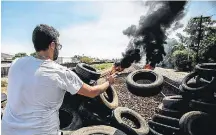  ?? GABRIELA BILO / ESTADÃO ?? Protesto. Manifestan­tes atearam fogo a pneus nos trilhos