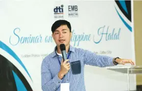  ?? SUNSTAR FOTO / ALLAN DEFENSOR ?? OPPORTUNIT­Y. DTI’s Halal section head Raison Arobinto urges manufactur­ers to become Halalcerti­fied.