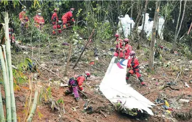  ?? EFE ?? Los restos del vuelo MU5735 siniestrad­o al sur de China