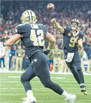  ?? SCOTT CLAUSE THE ASSOCIATED PRESS ?? Saints quarterbac­k Drew Brees throws a pass to teammate Zach Line on Sunday in New Orleans. Brees had four passing touchdowns as the Saints dealt the Rams their first loss of the season.