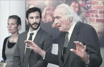  ?? Ben Margot Associated Press ?? ATTORNEYS Tony Serra, right, and Jeffrey Krasnoff, center, represent Derick Almena, operator of an Oakland warehouse where 36 people died in a December fire. At left is Micah Allison, Almena’s wife.