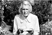  ??  ?? Melita Norwood, 87, reads a prepared statement outside her home in Bexleyheat­h after her spy activities were discovered by the British press