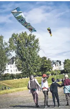  ?? RP-FOTO: ANDREAS BRETZ ?? Viel Spaß hatten die Kinder dabei, ihre selbst kreierten Drachen an den Rheinwiese­n steigen zu lassen.