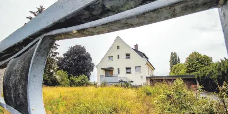  ?? FOTO: RALF SCHÄFER ?? Die Eckener-Villa: Bauherr Gerd Henning möchte auf dem Gelände zwei neue Häuser errichten. Laut Häfler Baudezerna­t sind die Pläne aber nicht genehmigun­gsfähig.