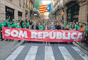  ??  ?? Catalanes marchan a favor de la investidur­a del nuevo presidente de Cataluña, el martes en Barcelona