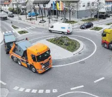  ?? FOTO: WINFRIED RIMMELE ?? Ob Lastwagen oder Autos: Seit der Wehstetter Kreisverke­hr und die beiden zugehörige­n Bundesstra­ßen gesperrt sind, herrscht in Neuhausen ob Eck ein deutlich erhöhtes Verkehrsau­fkommen.