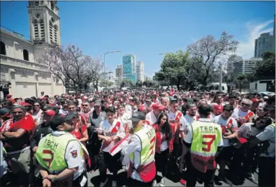  ??  ?? ESPERA. Hinchas de River en las puertas del Monumental el pasado domingo.